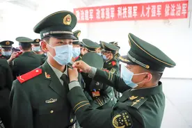 武警辽宁总队新兵团第2大队举行2021年度春季新兵授衔仪式图片