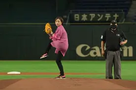 石原里美参加开球仪式 短发造型获赞可爱图片