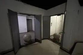 恼火！为挡电瓶车上楼，小区竟用石墩堵门！居民进门要侧身图片