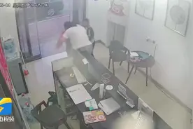 “不行，去医院就晚了！”临沂一男孩吃樱桃卡喉差点窒息 父母用海姆立克急救法救回孩子图片