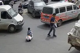4岁“车神”街头飙电动玩具车！路人一路跟着忙报警图片