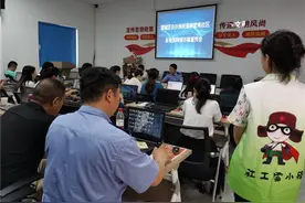 长沙望城区白沙洲街道社工站开展“反电信网络诈骗进社区”宣传活动图片