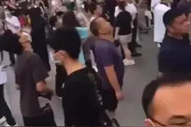 刷屏！355米高楼突然摇晃，人群涌出街头，有人鞋都跑丢！当地应急局回应图片