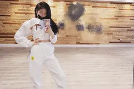 吴宣仪舞蹈房对镜自拍 一身白色运动装小露蛮腰图片