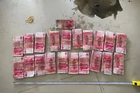下水道里捞出20多万现金图片