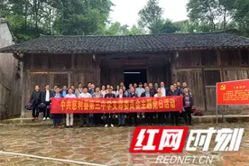 慈利三中党支部开展“学史崇德，党史追寻”主题党日图片