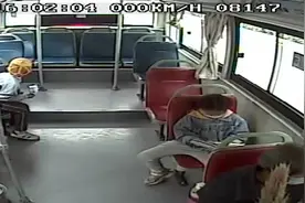 温度记 | 男童跟着家人乘公交 一时贪玩忘了下车！驾乘联手帮其找到家人图片