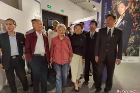 南京以“穿越”时间的“合影”怀念美国华裔女作家张纯如图片