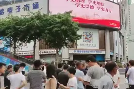 突发！深圳华强北355米高楼晃动！有人鞋跑丢，官方回应：不是地震！背后公司股价也“摇晃”图片