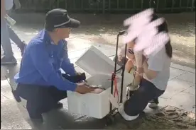 城管不罚卖酸梅汤女子，何以让人感动 | 长城评论图片