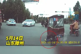 揪心又暖心！3岁男童从行驶中三轮掉落，被后车卷入车底，路人10秒抬车救人图片