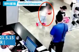 重庆一男孩店内向镜子扔球，镜面倒下将其砸中！监控曝光网友吵翻图片