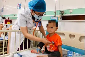 东莞2岁男童高烧不退，原因竟是家长的亲吻图片