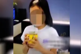 女童养猫之后居然头顶秃了！宠物医师建议：可以根治 要科学养猫视频封面