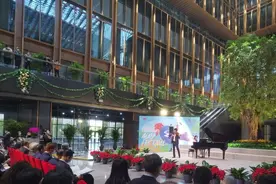 在亚投行总部办公地，小提琴家吕思清来了……图片