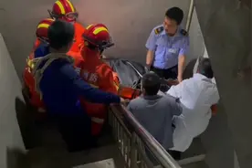 陕西300斤女子家中突然昏迷 7名壮汉15分钟安全转运视频封面