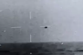 美媒曝光新视频：疑似UFO在美舰艇周围飞行，后入水消失图片