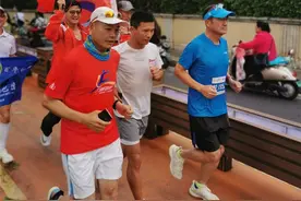 “跑圈大神”白斌打卡昆明翠湖慢跑道图片