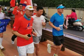“跑圈大神”白斌打卡昆明翠湖慢跑道图片