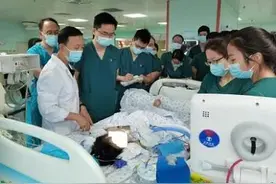 广东9岁女孩喝了桌上“一口水”，致食管萎缩无法进食......图片