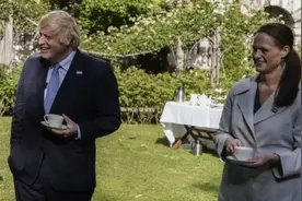 抗议薪资不公，曾在ICU陪护英国首相的护士辞职视频封面