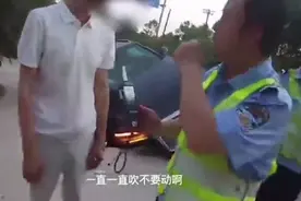 娇羞醉酒男竟向交警撒娇，还下跪装晕抱住交警：哥哥，求放过图片