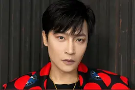 小帅虎陈志朋庆50岁生日 此前被嘲着装怪异图片