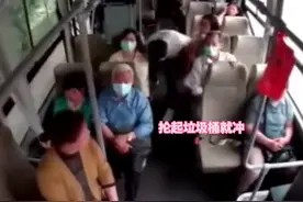 男子公交车上用不锈钢垃圾桶捶打司机 警方：已拘留图片
