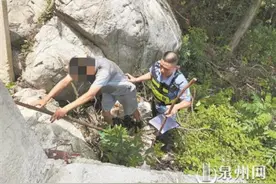 男子被困紫帽山上3小时 民警顶烈日镰刀开道救人图片