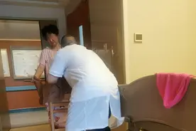 “她们哭的不仅是头发……”杭州很多人手术前遇过他，背后故事让人唏嘘图片