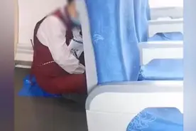 高铁保洁阿姨坐列车地板休息：车上有规矩，空位不能坐