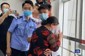 认亲会上小伙解开22年悬疑：反复梦见的是被拐前生父的背影图片