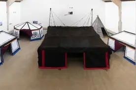 他裸身走进自然，用身体丈量山脉丨画廊周北京图片
