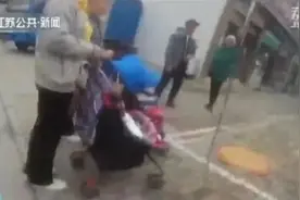 老人推着婴儿车走在路上，一把菜刀突然从天而降……图片