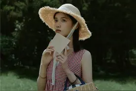 张婧仪时尚大片曝光 身穿粉色短裙与稻草人共舞图片