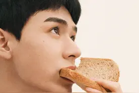 龚俊曝女友视角大片 黑框眼镜造型邻家范心动十足图片