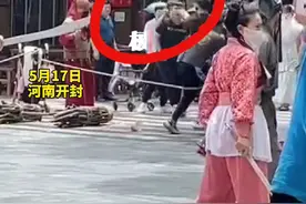 场上演员卖力表演武戏，场边游客挥拳打成一团！景区：已报警图片