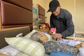 四川泸州83岁爷爷每天带着花儿看望生病老伴 5年从未间断图片