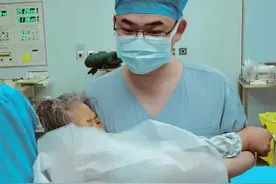 医生为九旬老人“抱式穿刺引流”：有我们呢，不要怕图片