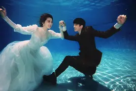 邵雨薇甜牵「老公」拍水底婚纱！白色古典礼服露香肩美炸图片