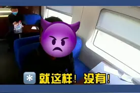 醉酒男子高铁吸烟大闹车厢，口出狂言：当警察没前途的，跟我混吧图片