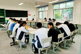 提20多份饭往返教室和食堂，常德一56岁高三班主任每天为学生送餐，“让他们有更多时间休息”图片