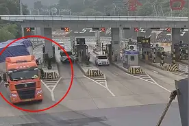 惊险！高速上大货车货物倾斜摇摇欲坠 收费站员工伸援手帮“扶正”图片