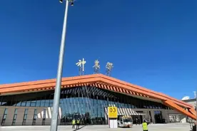 去机场要开车2个半小时？机场为啥都建那么远？图片