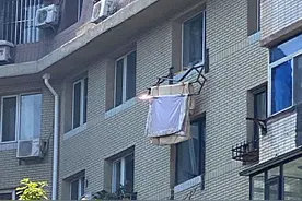 悲剧！大连一小区，女子因晒被子身亡图片