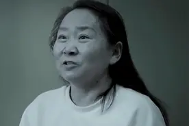 中纪委曝光：嚣张官太太面对交警贴罚单，竟将一沓钱甩向交警视频封面
