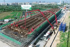 古镇快线（沙古公路）快速化改造工程箱梁完成首次浇筑图片