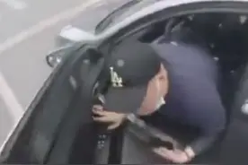 北京一小客车故意别挡摩托车，司机被行拘图片