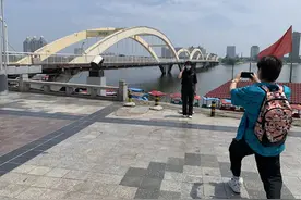 相伴28载，如今快拆了，众多南阳市民前来打卡留念——淯阳桥，让我再看你最后一眼图片