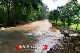 这里积水已淹没路面车辆无法通行 提醒过往车辆请绕行图片